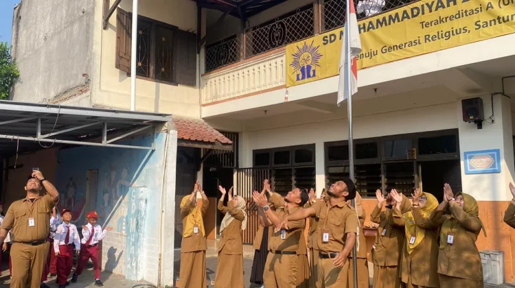 Lurah Gajahan Buka MPLS SD Muhammadiyah 24 lewat Lepas Merpati