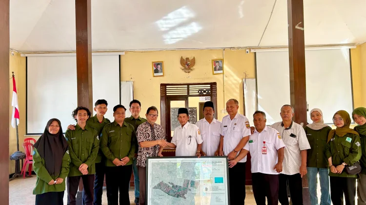 Mahasiswa Geografi UMS Serahkan Peta Desa Waru, Perkuat Pembangunan Berbasis Data