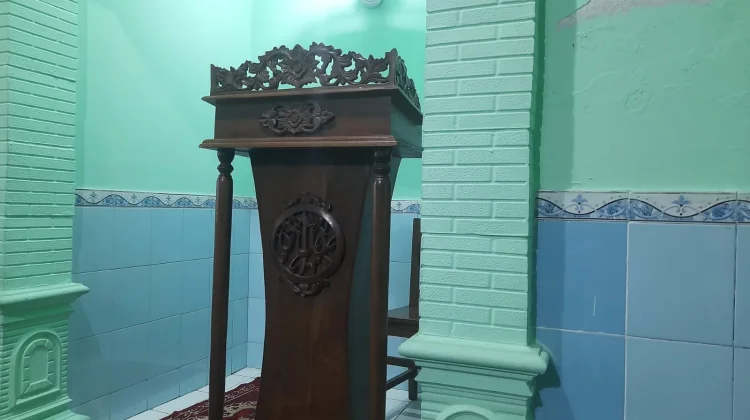 Mimbar Khotbah Berukiran Klasik, Memancarkan Kemegahan dan Keanggunan