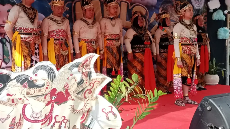 Guru Berbusana Wayang Orang Sambut Siswa Baru di SMK Citra Medika Sragen