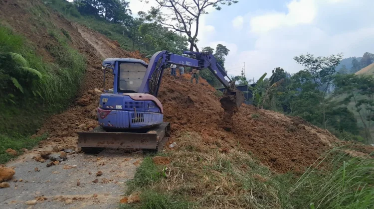 Terjunkan Alat Berat, BPBD Karanganyar Fokus Evakuasi Material Longsor Jatiyoso