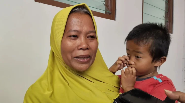 Air Mata Haru Murni Keluarga Prasejahtera Lepas Putrinya ke Sekolah Rakyat Sragen