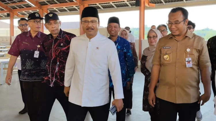 Mensos Tegaskan Desil Keluarga 'Naik Kelas' Diarahkan Pindah dari Sekolah Rakyat