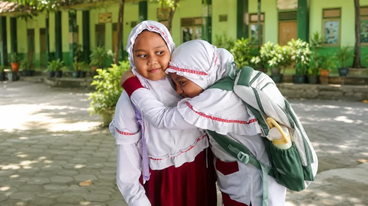 Ketulusan Anak dalam Pelukan