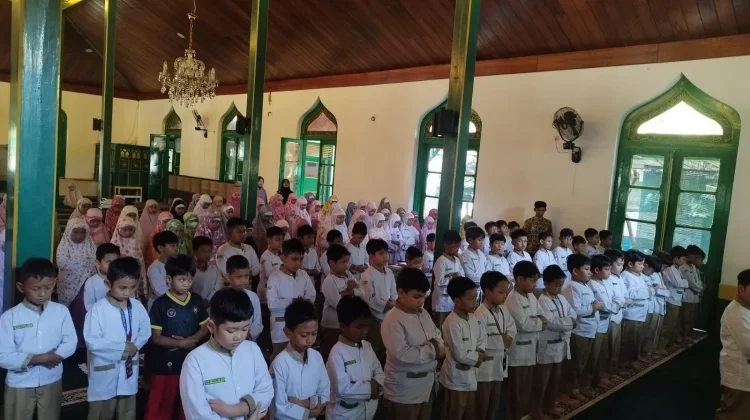 SD Muhammadiyah 1 Solo Ajarkan Murid Tertib Salat Berjamaah