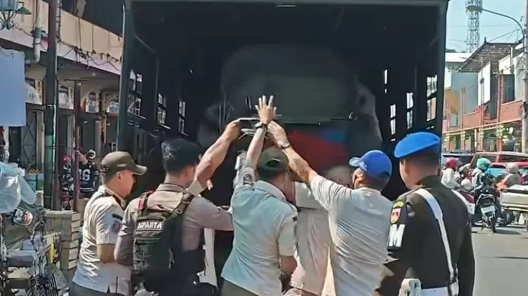 Kembalikan Fungsi Ruang Publik, Satpol PP Solo Tertibkan Kawasan Pasar Gede