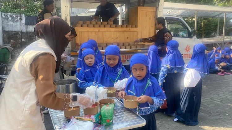 Lazismu Bagikan BaksoMu Gratis di MPLS SD Muhammadiyah 24 Gajahan