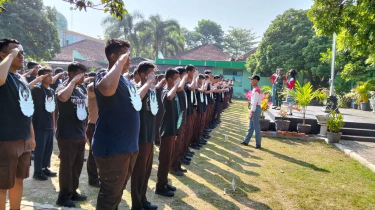 Bentuk Karakter Disiplin, Danramil Kebonarum Latih PBB Siswa SMAN 2 Klaten