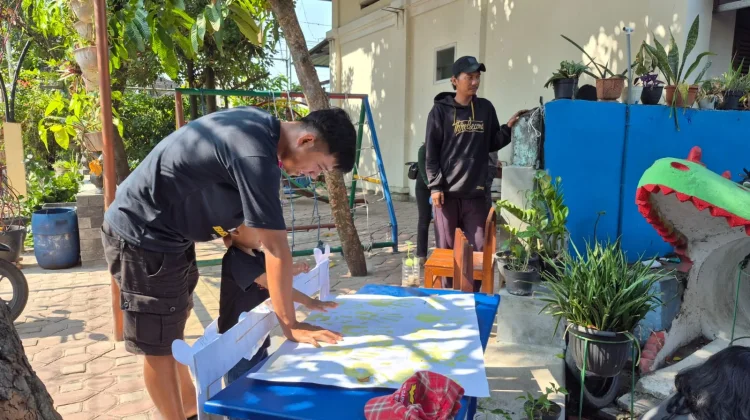 Para Ayah di Joyosuran Antar Anak Sekolah pada Puncak MPLS