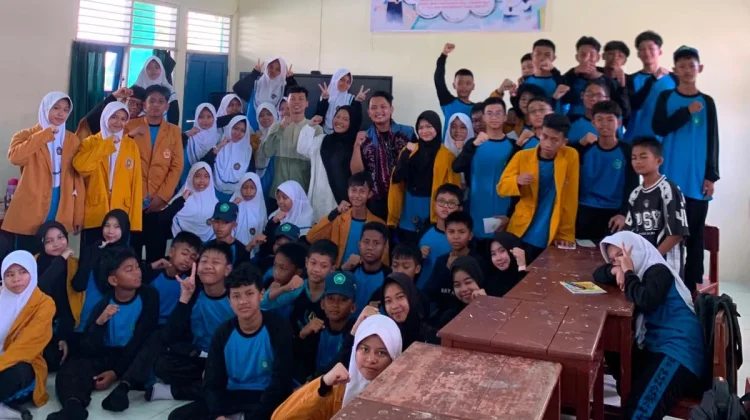 Kembali ke Sekolah Asal di Kalsel, Mahasiswa UMS Berikan Motivasi Bagi Pelajar SMP