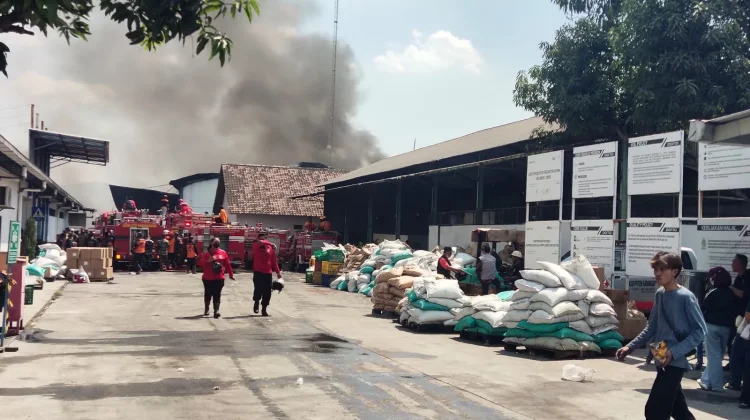 Gudang Pabrik Sandal PT Porto Kebakkramat Terbakar, Diduga Korsleting Listrik