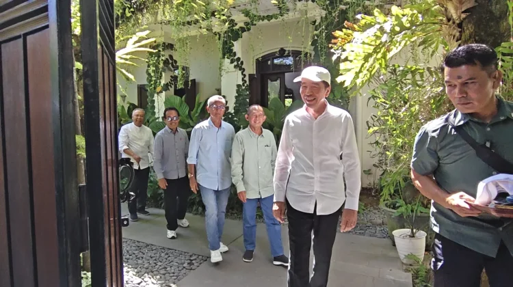 Persiapkan Diri Hadiri Sidang Ijazah Palsu, Jokowi Kumpul Bareng Rekan Kuliah UGM