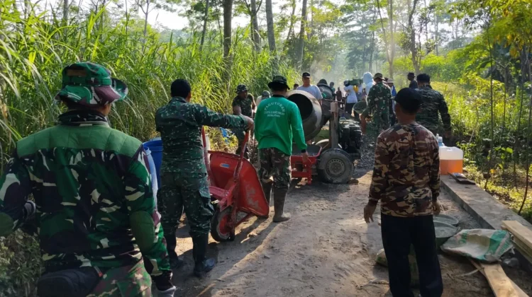 Sinergi TNI dan Warga Desa Sedayu Klaten Kebut Betonisasi Jalan TMMD