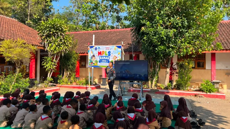 Polisi Kenalkan Keselamatan Berlalu Lintas kepada Siswa Sekolah
