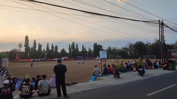 Ratusan Penonton Saksikan Turnamen Sepak Bola Piala Bupati