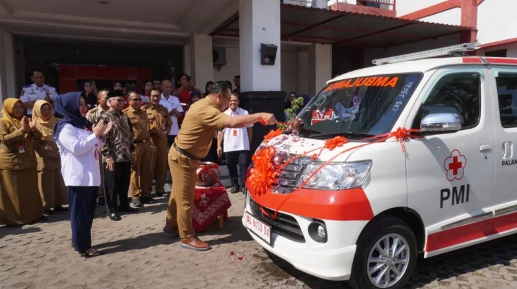 Perkuat Layanan Kemanusiaan, Pemkab Sragen Hibahkan Ambulans Baru untuk PMI