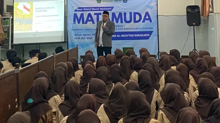 Bawaslu Solo Edukasi Demokrasi dan Bahaya Hoaks ke Santri Al Muayyad