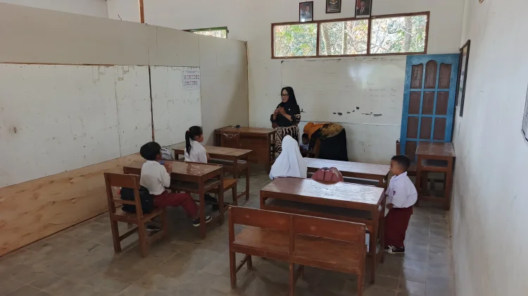 Di Sekat Ruang Sempit, Asa 14 Murid SDN 4 Seloromo Tak Pernah Padam