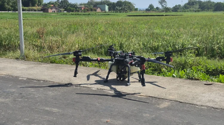 Pemerintah Desa Batan Boyolali Terjunkan Drone untuk Penyemprotan Hama Wereng