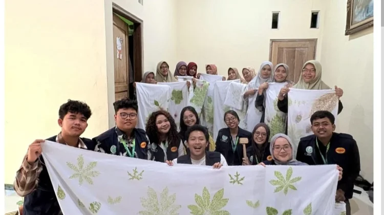 Tingkatkan Inovasi Produk Lokal, KKN UNS Gelar Pelatihan Buat Sarung Ecoprint
