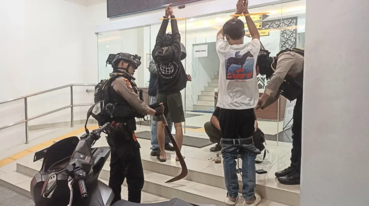 Dua Pemuda Diamankan Polisi usai Kedapatan Bawa Clurit di Jebres