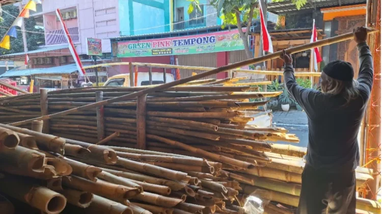 Berkah Agustus, Pedagang Bambu-Bendera di Solo Kebanjiran Pembeli