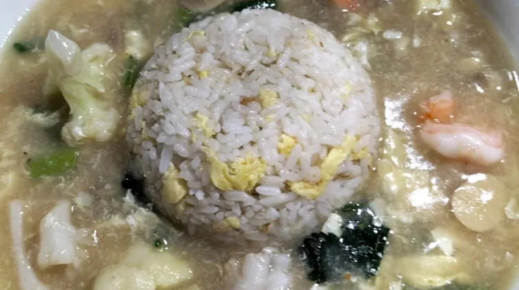 Cara Nikmati Nasi Siram Seafood