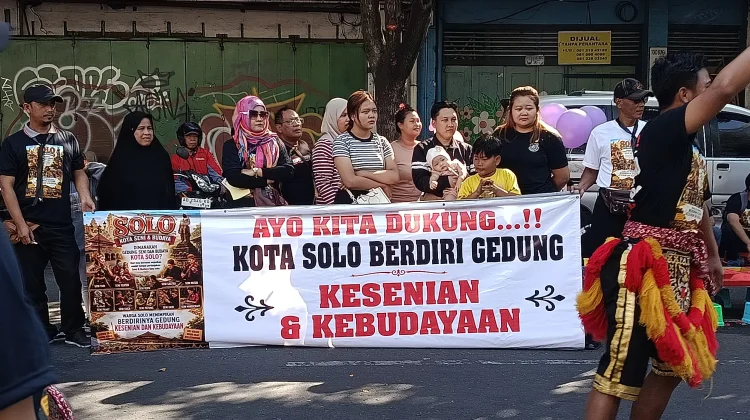 Ratusan Pegiat Seni  Gelar Aksi di CFD Solo,Suarakan Pembangunan Gedung Kesenian