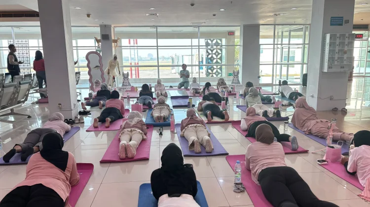 Beri Pengalaman Unik, Adi Soemarmo Hadirkan Yin Yoga With Airport Views