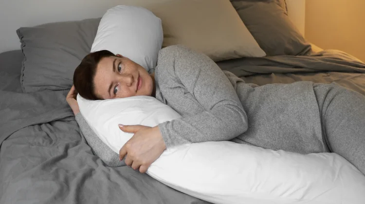 Bukan Sekadar Teman Tidur, Ini Fungsi Utama Guling bagi Kesehatan