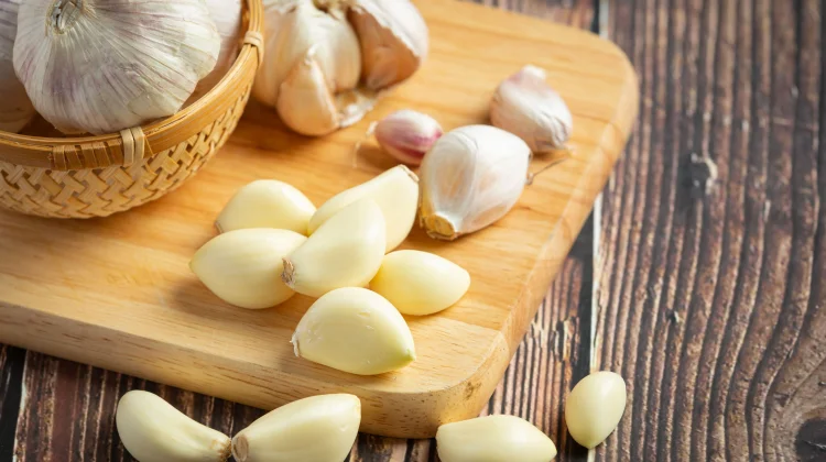 Apa Manfaat yang Diperoleh dari Makan Bawang Putih Mentah?