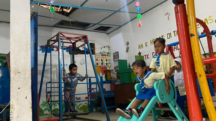 Atap Nyaris Ambruk, Puluhan Siswa TK Gaya Baru III Surakarta Belajar dalam Bahaya