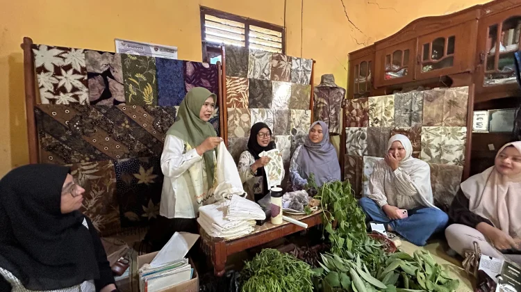 UMS Latih Masyarakat Desa Wisata Jarum Kembangkan Produk Ecoprint Berdaya Saing