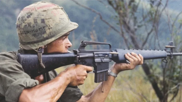 M16 dan AK 47, Dua Senjata Ikonik yang Bersaing pada Era Perang Dingin