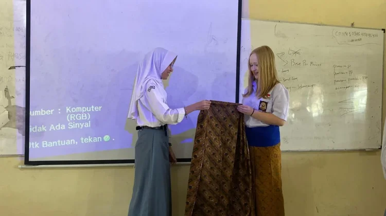 Siswi Finlandia, Amelia Kontio Bagikan Pengalaman Budaya di SMAN 6 Solo