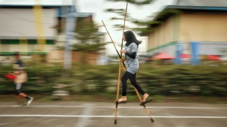 Prinsip Fisika Permainan Egrang Menjaga Keseimbangan dengan Ilmu Pengetahuan