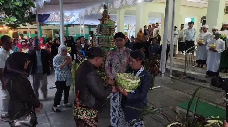 Sehari Jelang Grebeg Jatinom, Dua Gunung Apem Dikirab menuju Komplek Masjid Gede