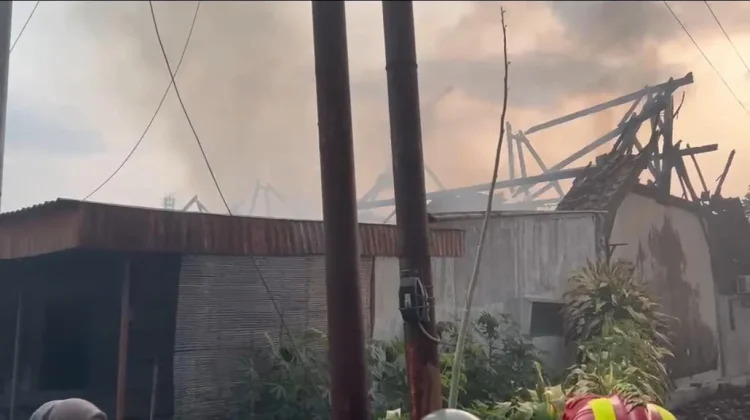 Diduga Dipicu Obat Nyamuk, 12 Rumah Aspol Panularan Solo Ludes Terbakar
