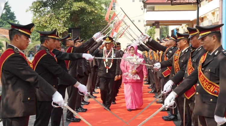 Wisuda Purna Bhakti Bhayangkara Polres Sragen Dilepas dengan Tradisi Pedang Pora