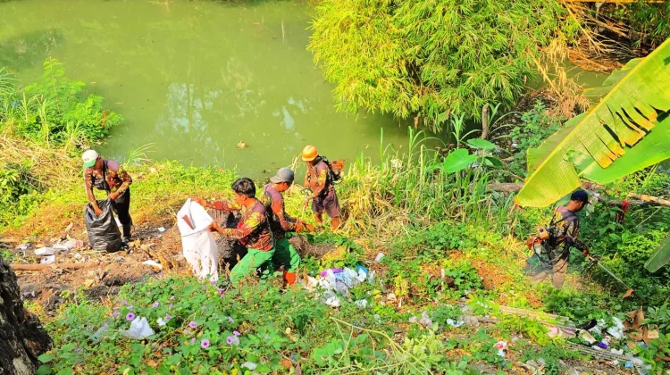 Implementasikan Program DPP, Demokrat Sragen Gelar Bersih-Bersih Sungai Garuda