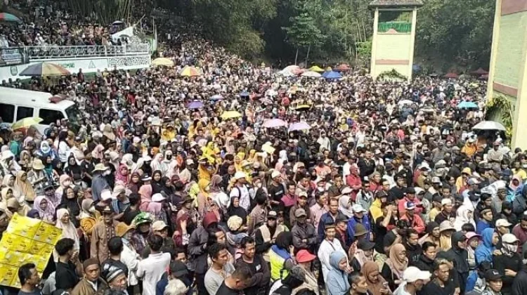 Ribuan Orang Padati Lapangan Plampeyan Jatinom Klaten, Berebut Apem Yaa Qowiyyu