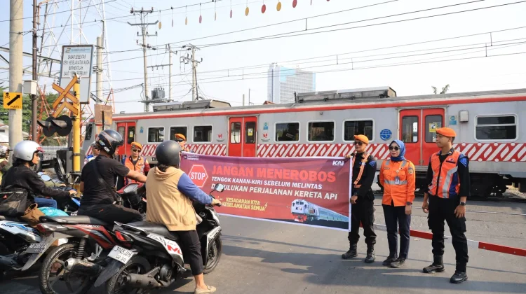 KAI-Satlantas Solo Gelar Sosialisasi Keselamatan di Perlintasan Gilingan