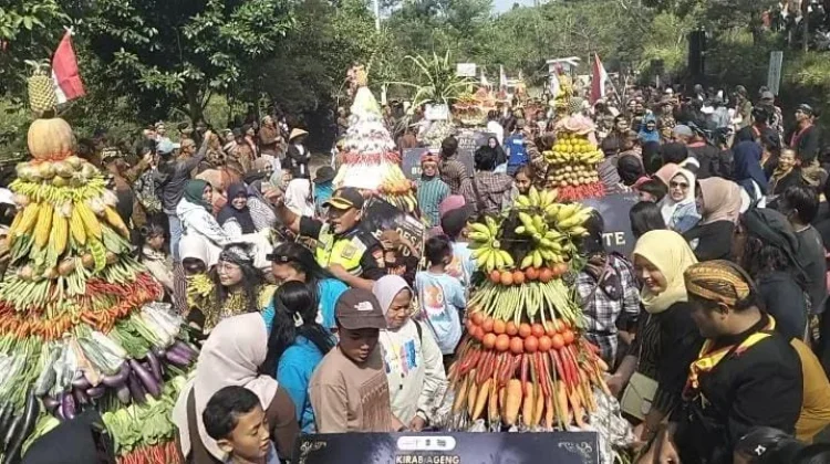 Kirab Merti Bumi Merapi Meriah, 14 Gunungan Diperebutkan Pengunjung Kalitalang