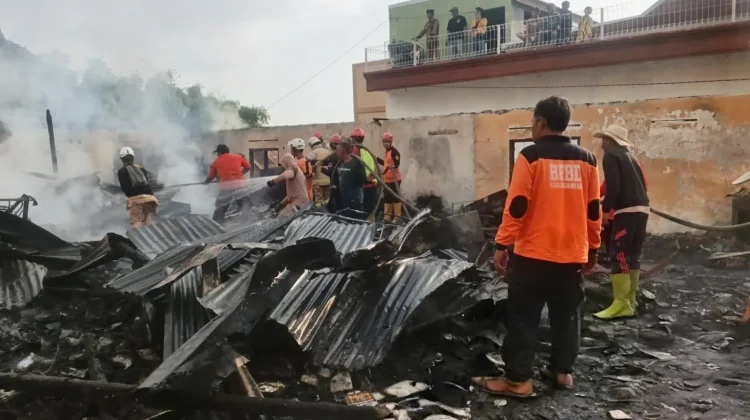 Ditinggal Acara Keluarga, Rumah Servis Elektronik di Blumbang Ludes Terbakar