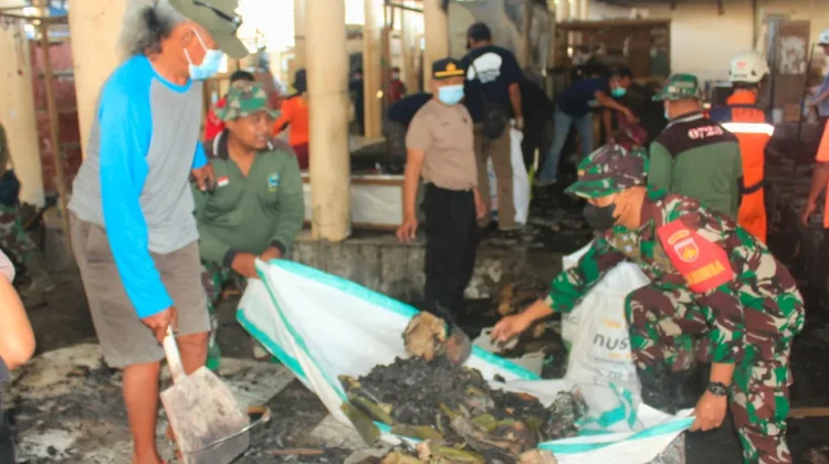 Sinergi TNI-Polri dan Relawan Bersihkan Puing Kebakaran Pasar Sidoharjo Bayat