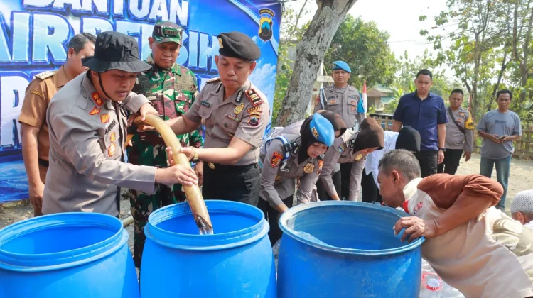 Polres Sukoharjo Salurkan Air Bersih Bagi Warga Terdampak Kekeringan