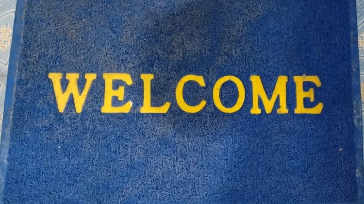 Keset Bertuliskan "Welcome" Simbol Sambutan yang Mendunia