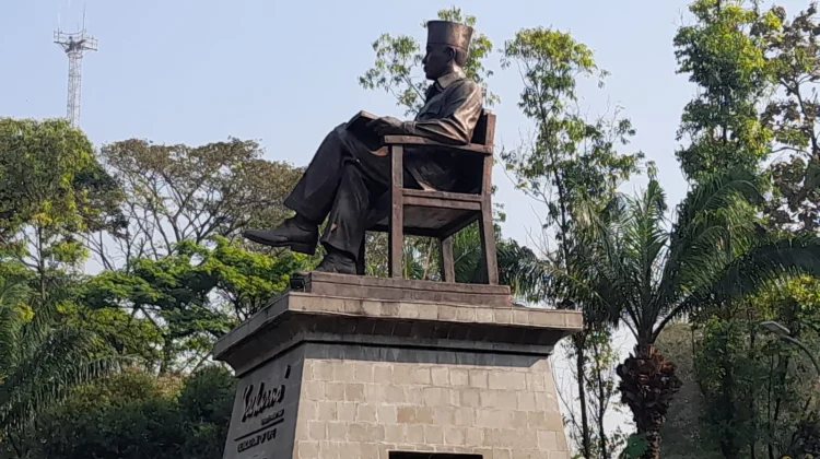 Patung Soekarno Membaca, Ikon yang Menginspirasi Semangat Literasi