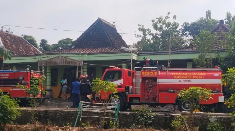 Ditinggal ke Sawah, Rumah Warga Plupuh Sragen Terbakar, Diduga Korsleting Listrik