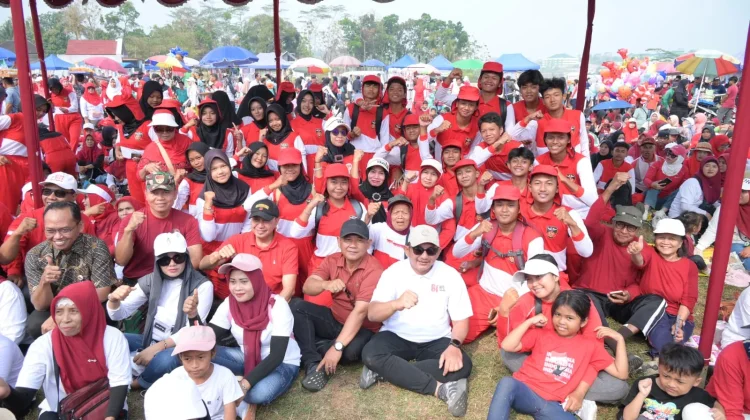 Meriahkan HUT Ke-81 RI, Ribuan Warga Mojogedang Ikuti Jalan Sehat